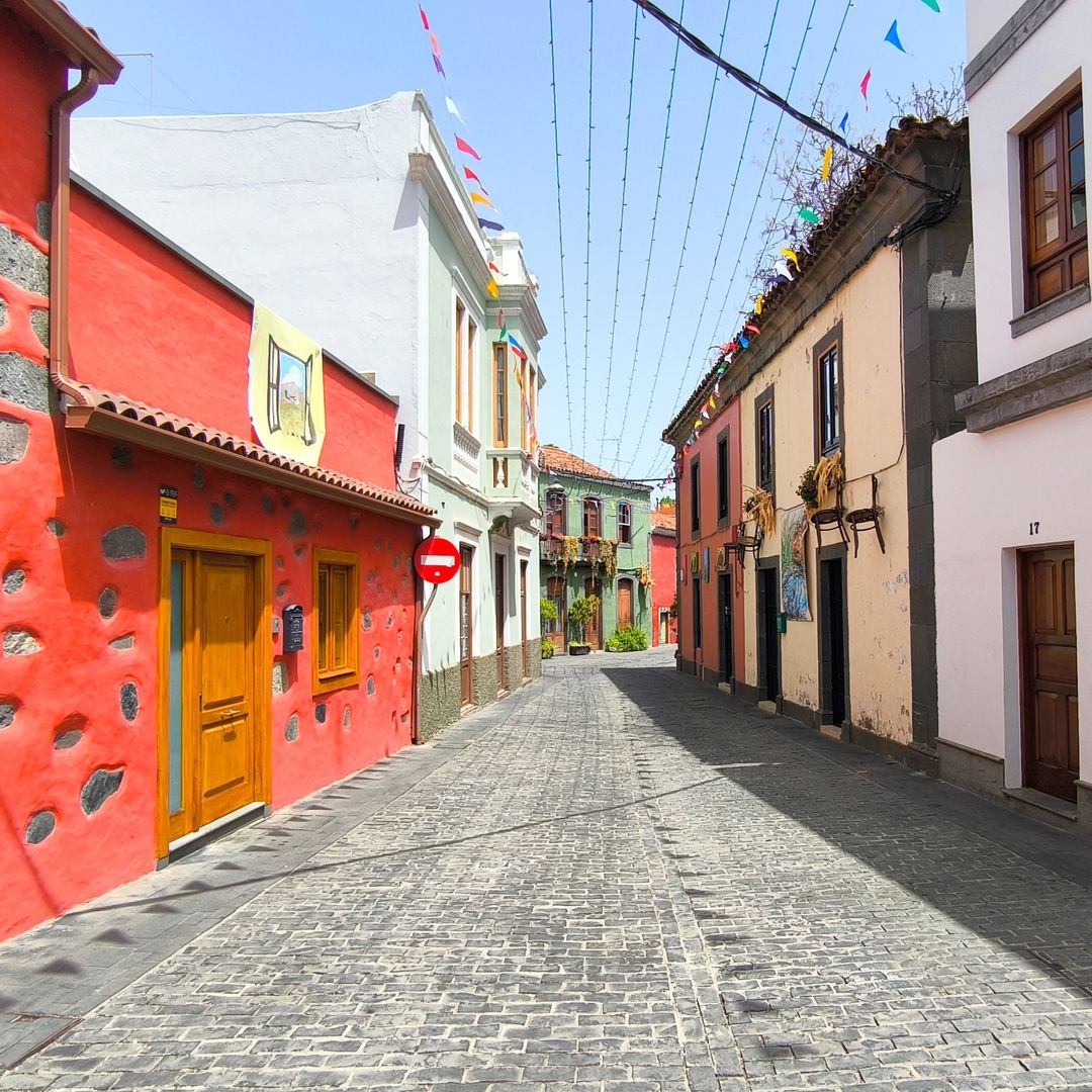 Una de las coloridas calles de Santa Brígida, Gran Canaria