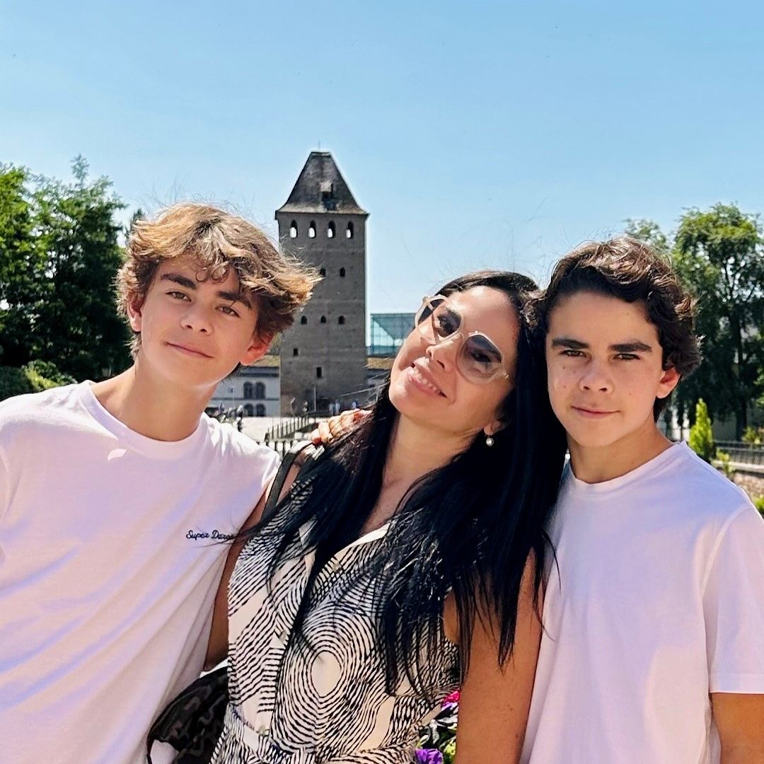 Paola Rojas se luce como guía de turistas de sus hijos en Alemania