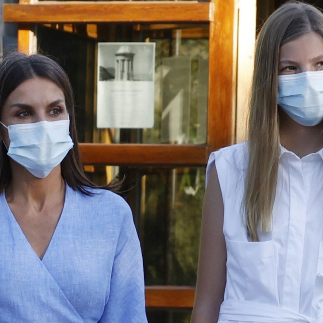 La infanta Sofía recicla el mono camisero que ya llevó en Mallorca hace un año (esta vez sin muleta)