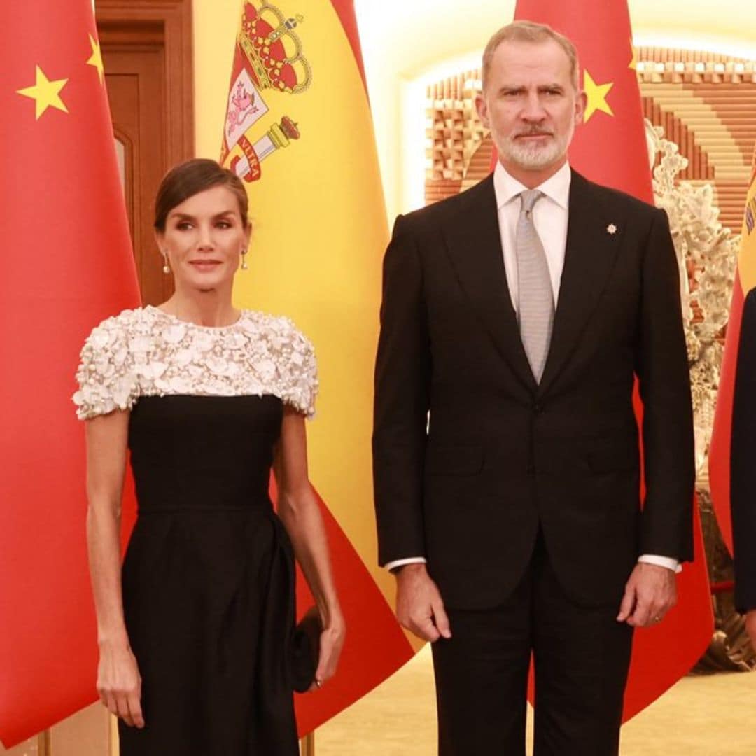La reina Letizia sorprende en la cena de gala en China: ni vestido largo ni tiara en la cita más esperada del viaje