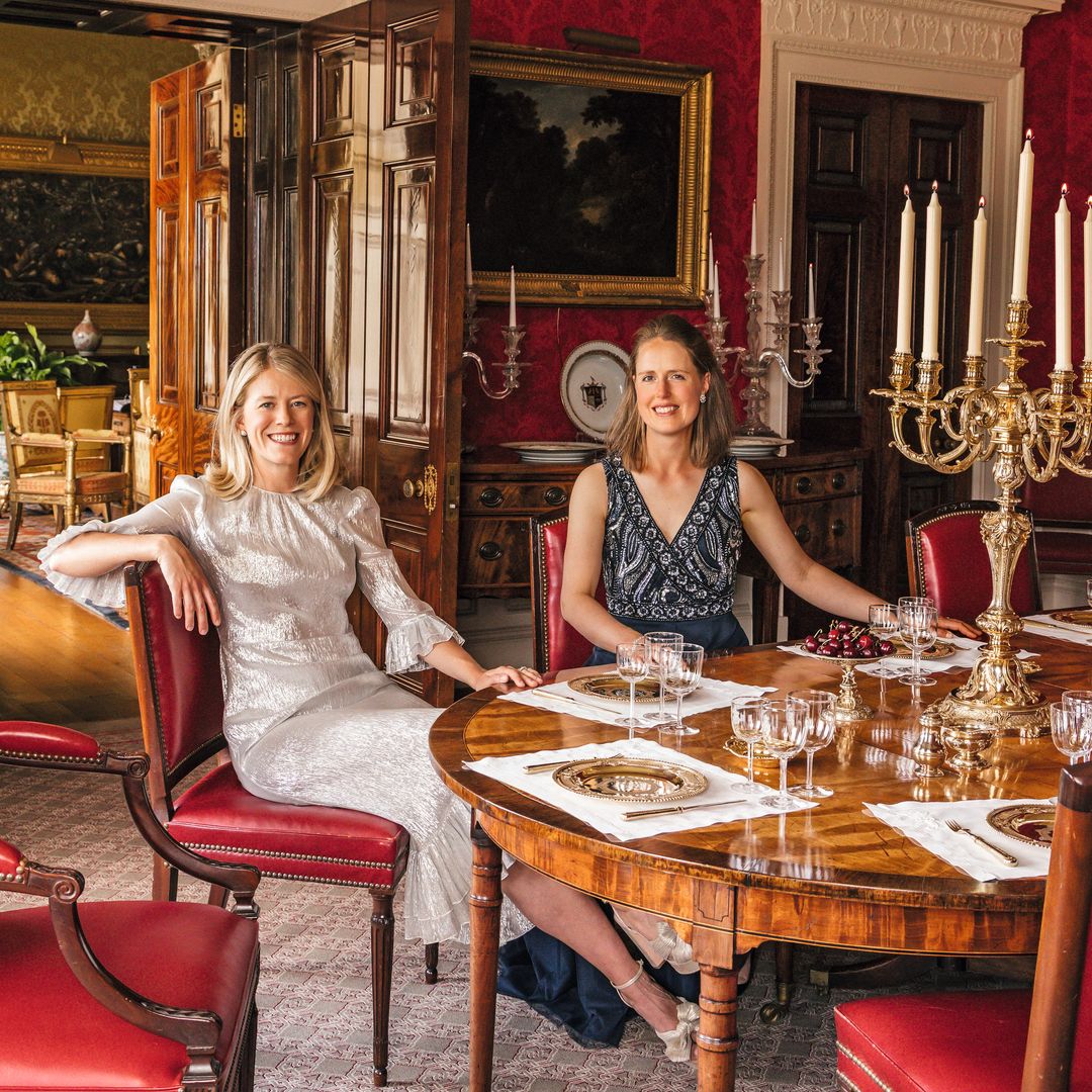 Georgie con Annabel en el comedor. Las sillas de caoba fueron adquiridas en 1937, de "Clumber Park", antigua residencia de los duques de Newcastle. La mesa, también de caoba, data del siglo XVIII, y el servicio de plata luce grabado el escudo de armas de Alexander Henderson