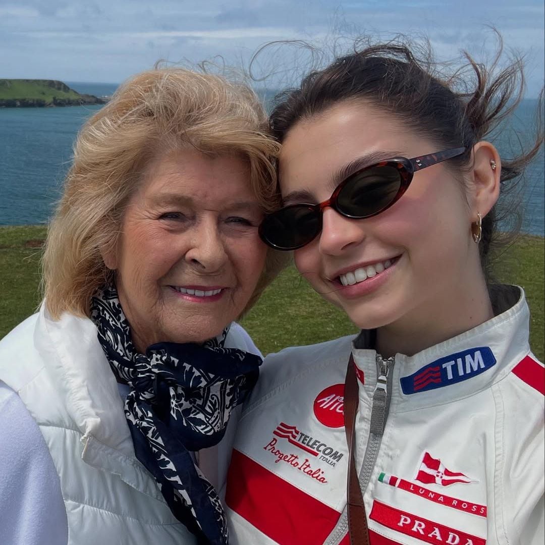 La hija de Catherine Zeta-Jones visita la tierra de su madre y se reencuentra con su abuela