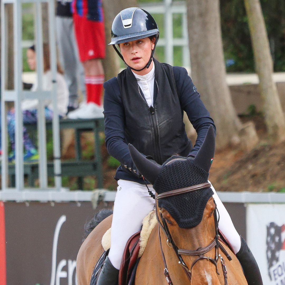 EXCLUSIVA: Emma Behn, la hija pequeña de Marta Luisa de Noruega que brilla de incógnito en el circuito hípico de Valencia