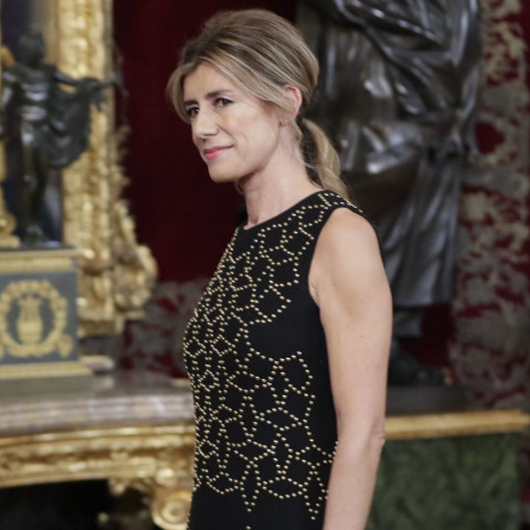 La noche de gala de Begoña Gómez con un vestido efecto 'falso estampado'