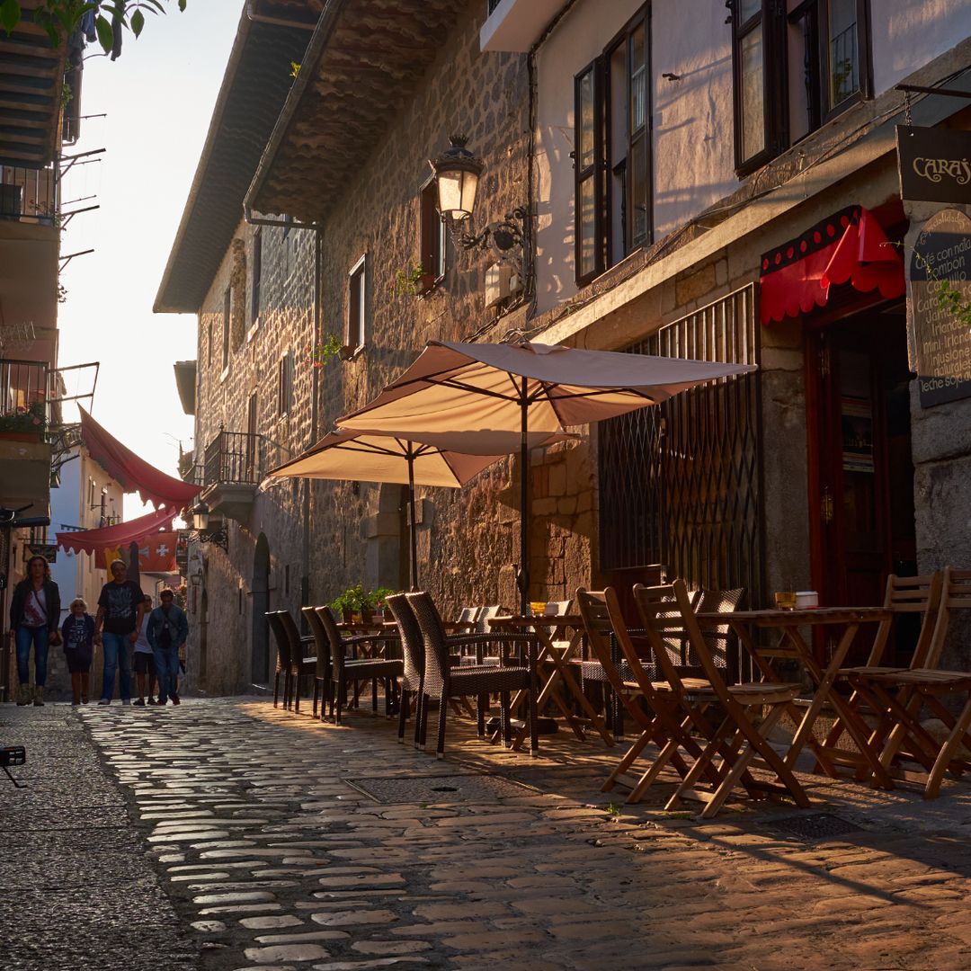 Calle empedrada de la villa medieval de Laredo en Cantabria