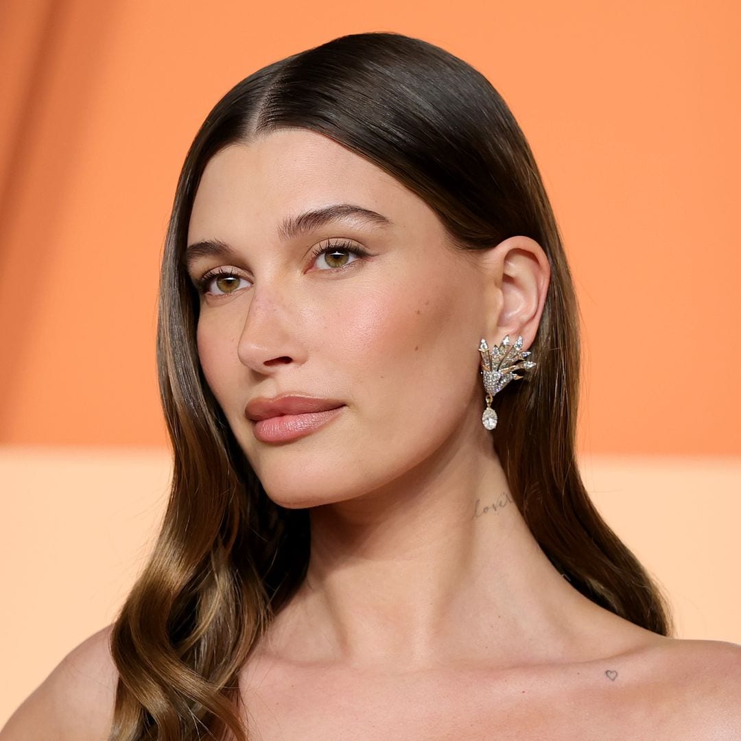 Los secretos del último maquillaje viral de Hailey Bieber: de su delineado minimalista a su 'lip combo' favorito