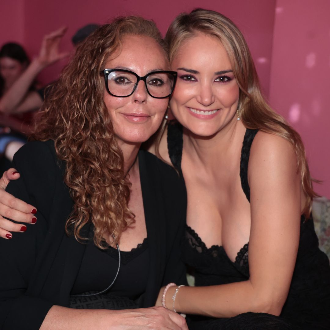 EXCLUSIVA. Rocío Carrasco, acompañada de grandes amigos como Alba Carrillo, recuerda a su madre en un homenaje muy especial en Madrid: "Está más viva que nunca"