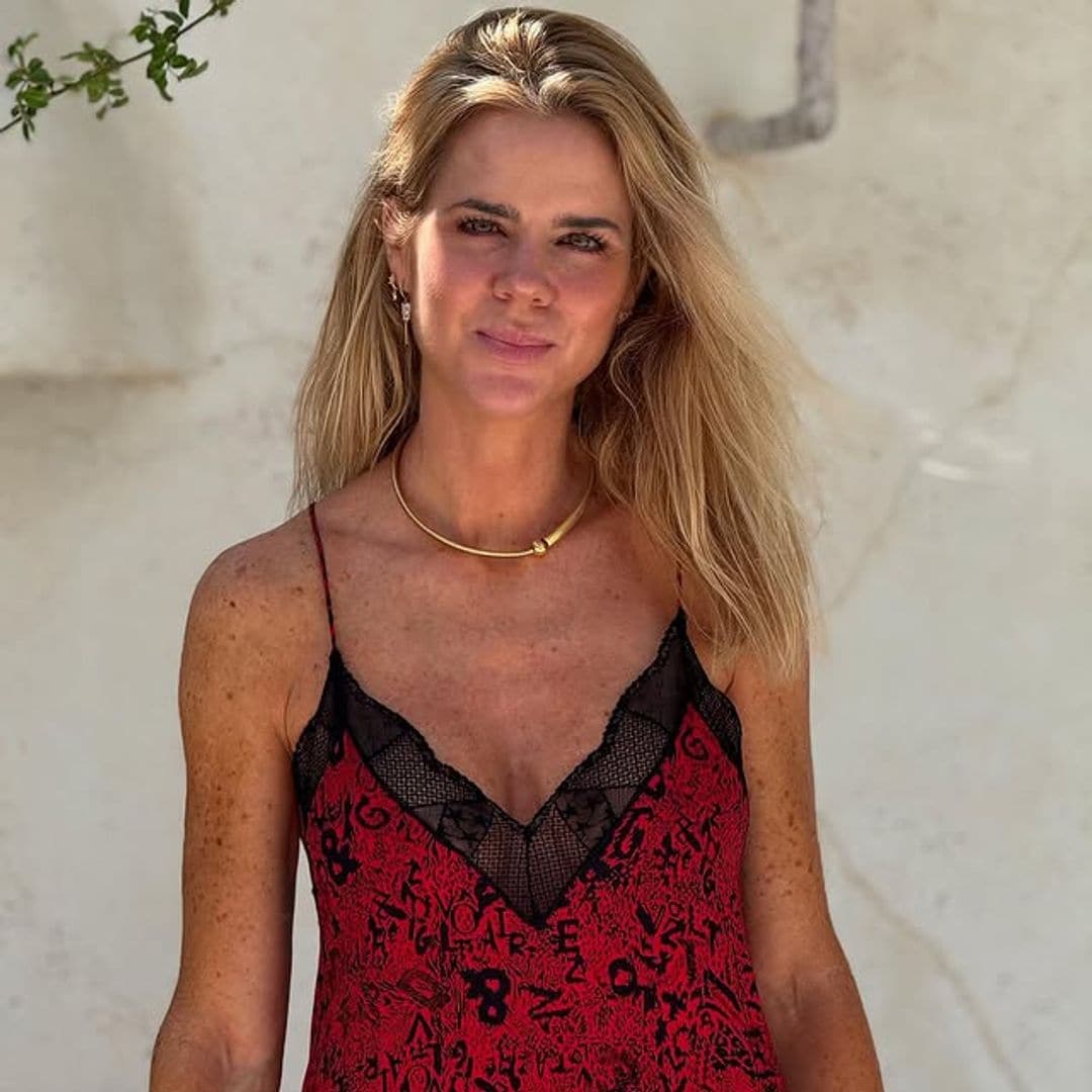 Amelia Bono con vestido lencero estampado