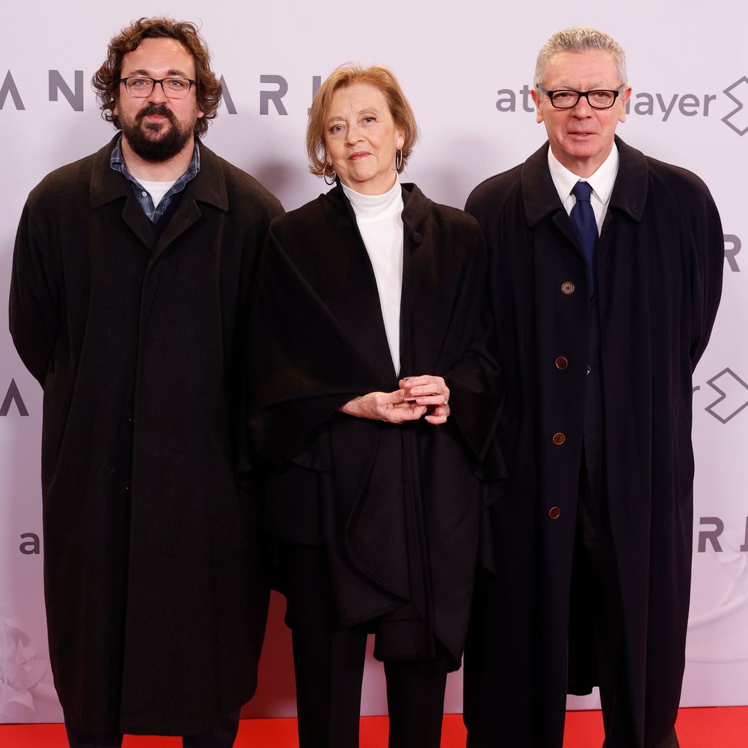 Rodrigo Ruiz Gallardón, hijo del que fuera alcalde de Madrid, arropado por sus padres en el estreno de su nueva serie