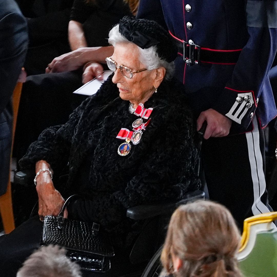 Astrid de Noruega llora a su hermano pequeño y se convierte en la única superviviente de la era de Olav V