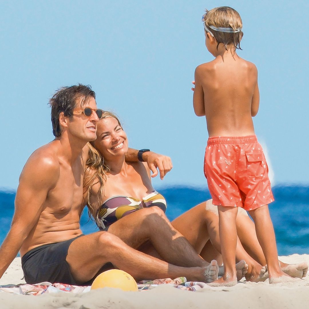 Rodeada y arropada por lo suyos, en una jornada de playa y barco en la isla pitiusa. Así es como hemos visto a Carla Goyanes, un año después del fatídico verano de 2024