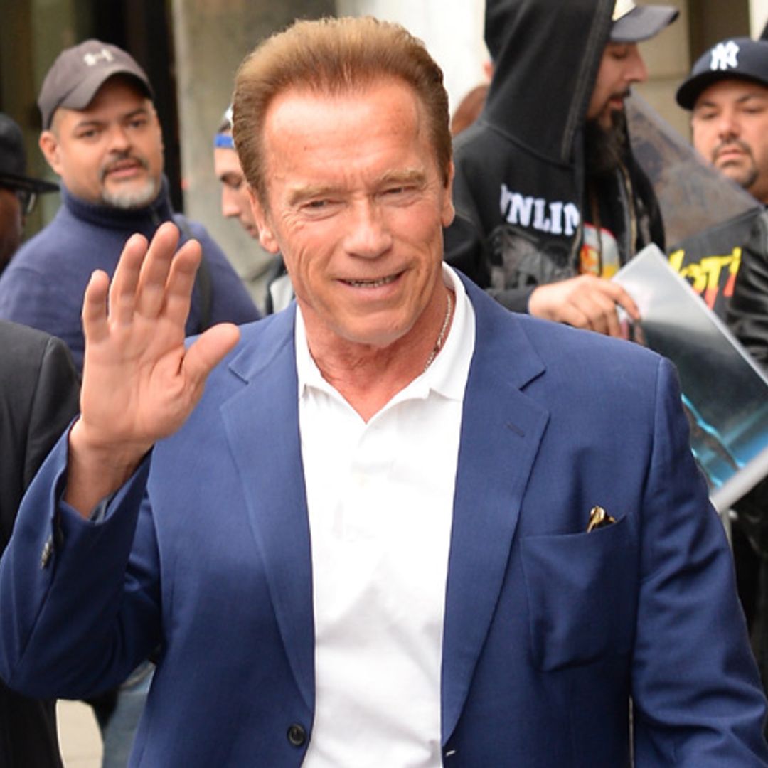 Arnold Schwarzenegger perseguido por un elefante en Sudáfrica