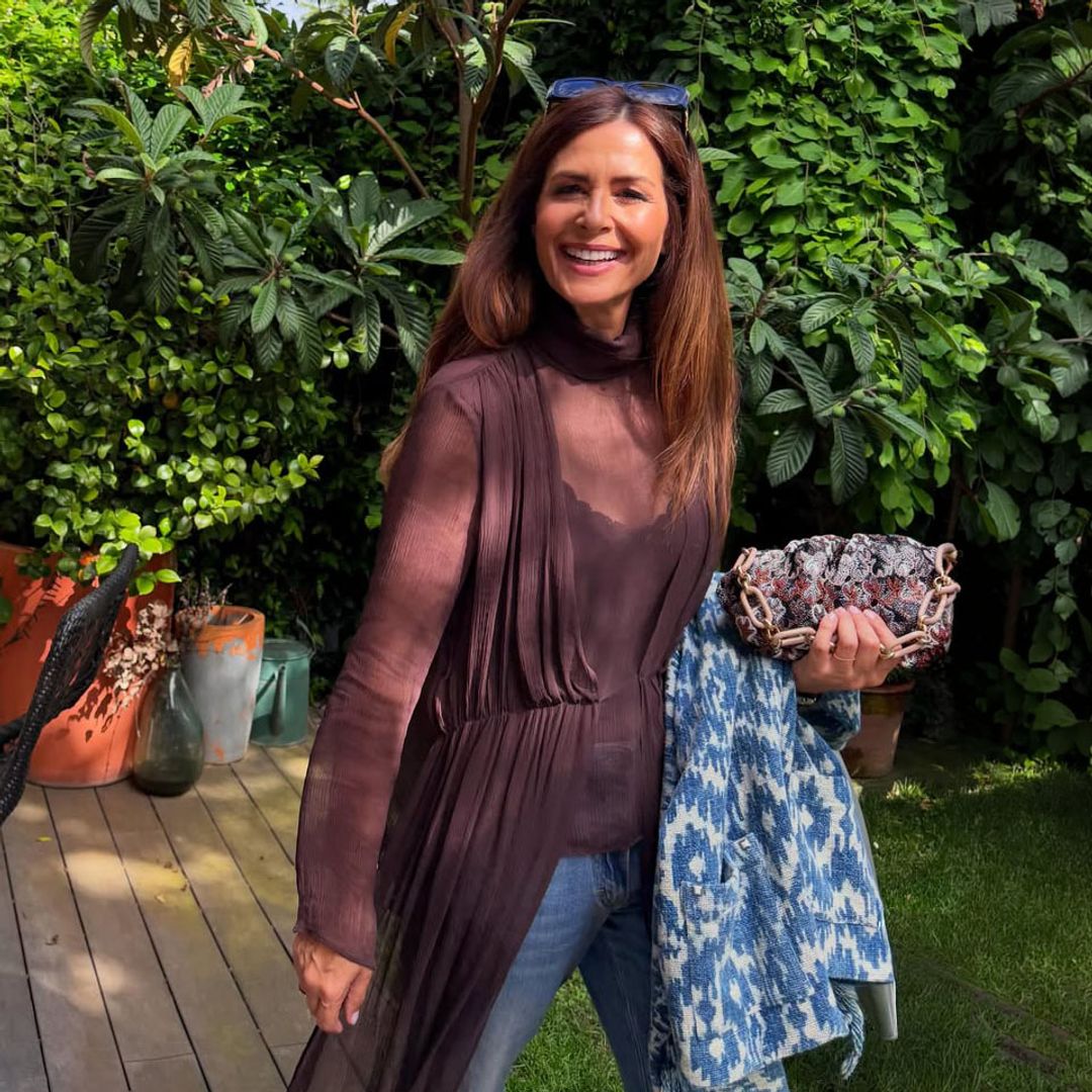 El vestido con truco de Nuria Roca para despedir el verano en Menorca, un diseño de firma española que se adapta de la oficina a un plan especial