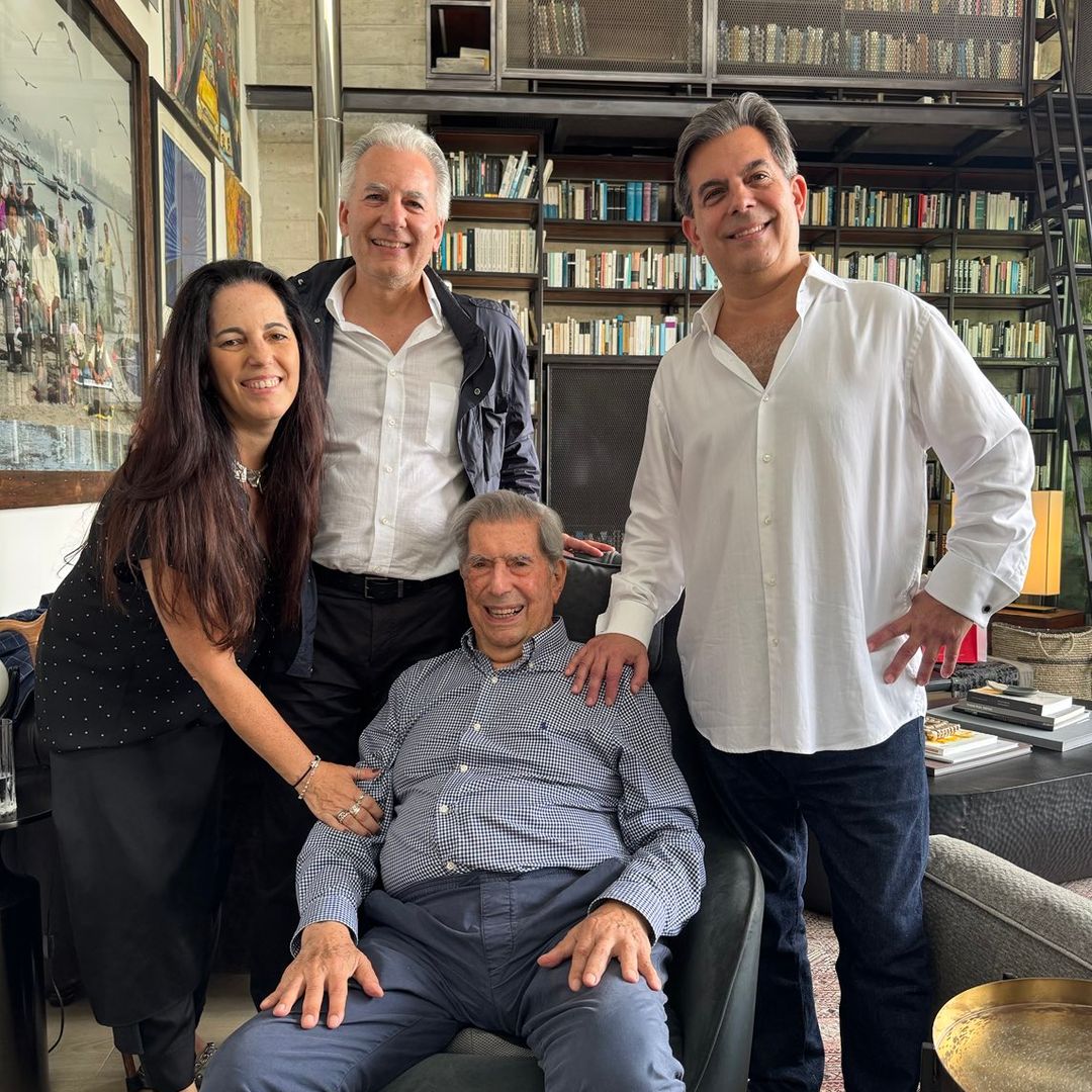 Mario Vargas Llosa, las fotos de su última celebración de cumpleaños junto a sus hijos y su exesposa 