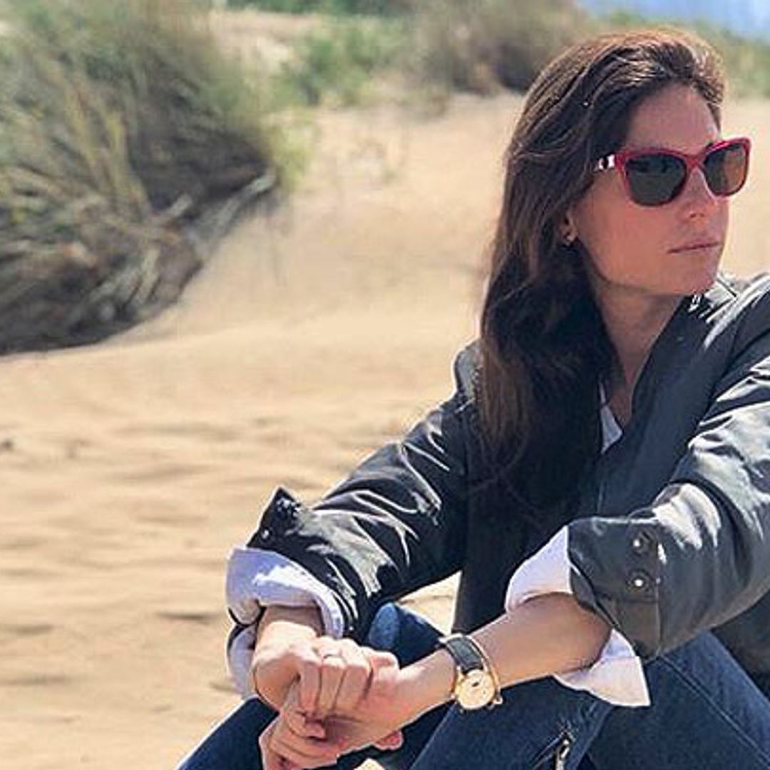 Lourdes Montes se resiste al otoño: así ha sido su divertida escapada familiar a la playa