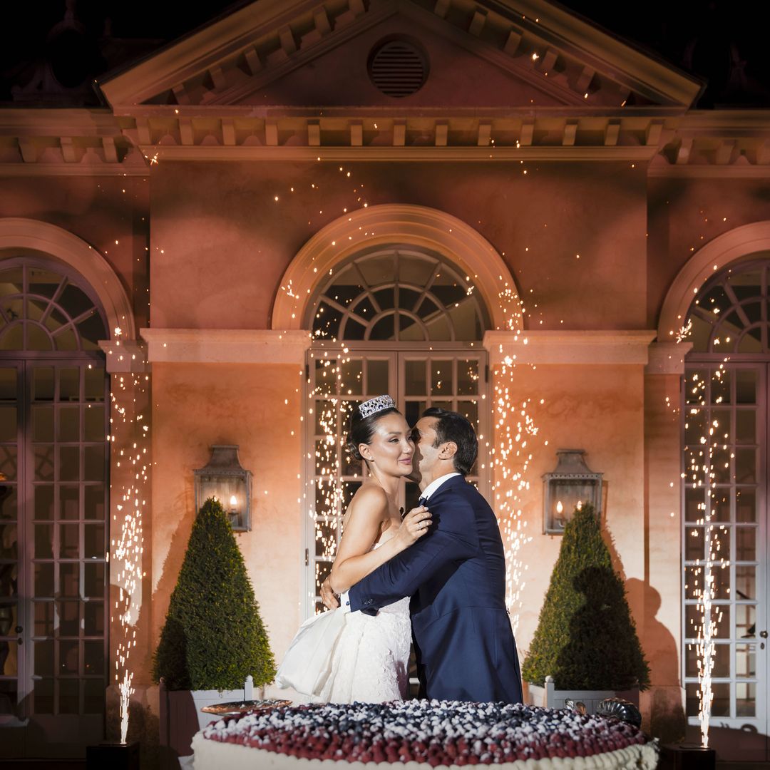 Carlota Cortina y Eugenio Gallego con su tarta nupcial