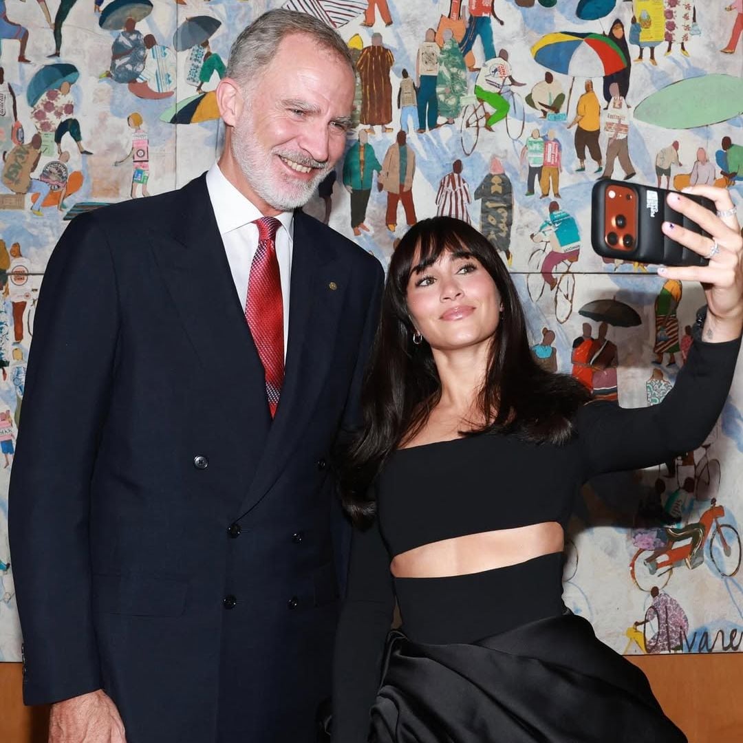 El rey Felipe entrega un premio a Aitana: un lapsus, una conversación y un selfie para la historia