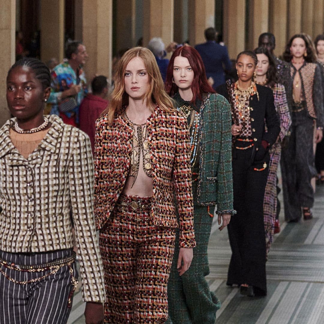 Del 'tweed' a las lentejuelas: todos los looks del esperado desfile de Chanel en Dakar