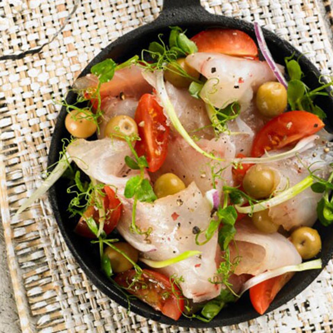 Merluza al vapor con verduras y aceitunas