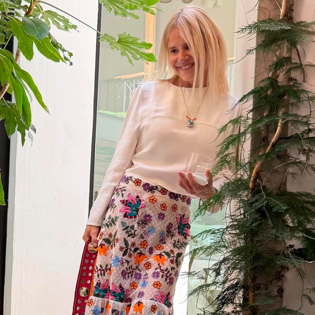 Eugenia Martínez de Irujo recupera su falda preferida: un diseño boho y transparente con flores bordadas de sus pinturas
