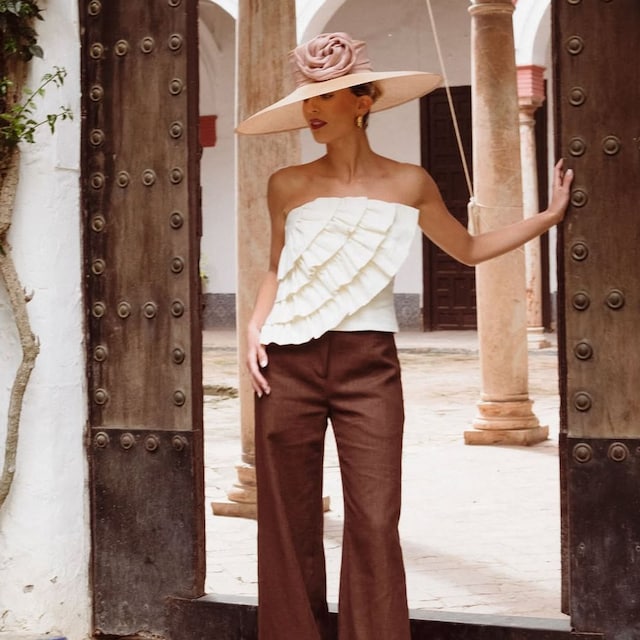 La influencer Rocio Millan con total look de invitada de Deluem y tocado