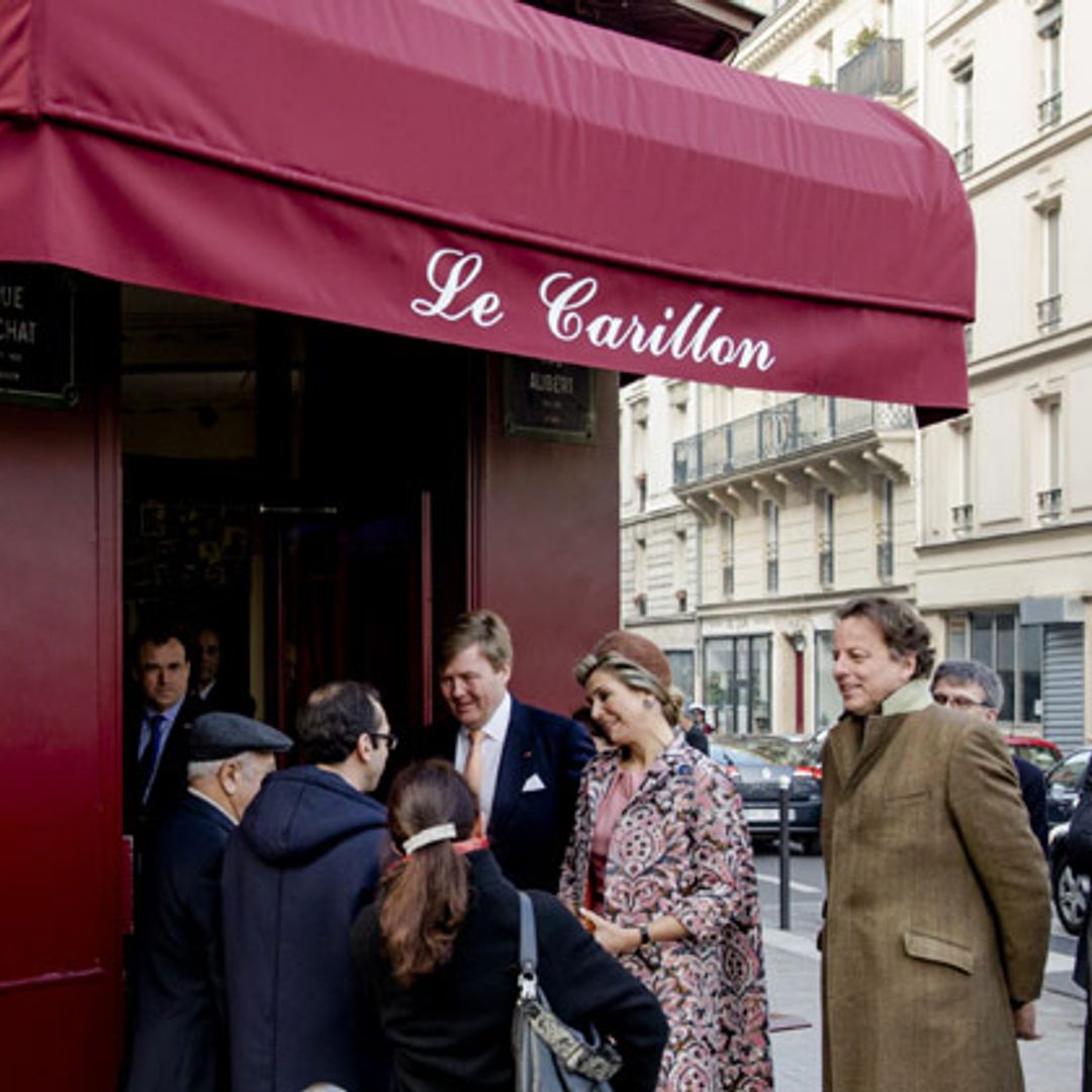 Guillermo y Máxima de Holanda visitan 'Le Carillon', uno de los bares de los atentados de París