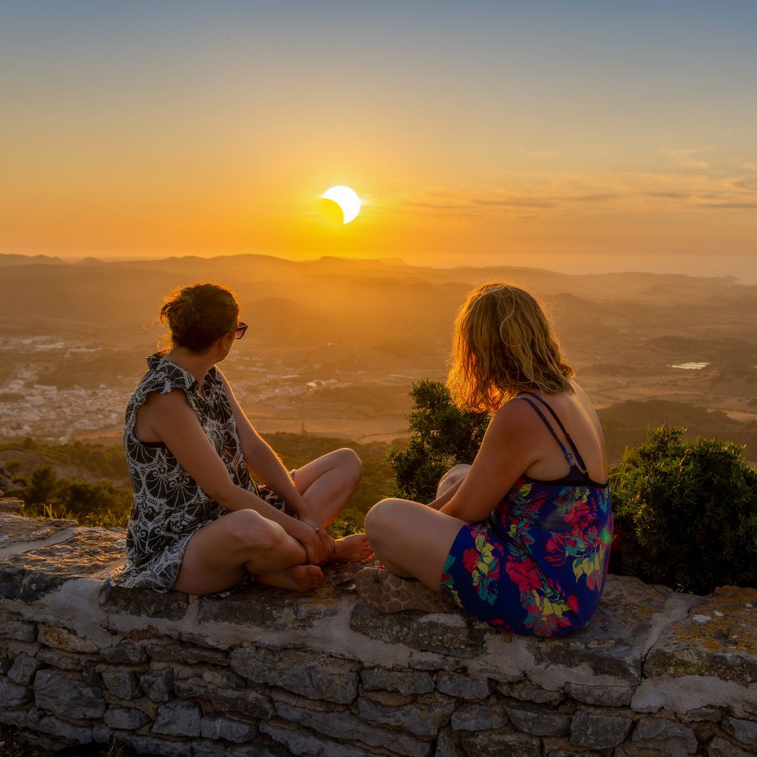 Del mar a la montaña: los mejores sitios de España para disfrutar del eclipse solar