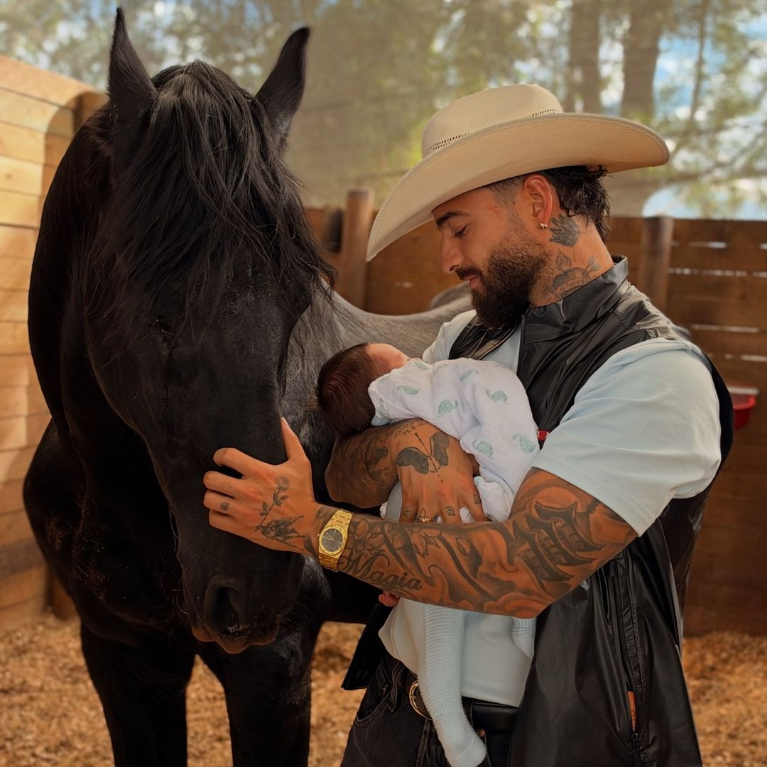 Maluma presume su vida de ‘multimillonario’ con un entrañable álbum familiar