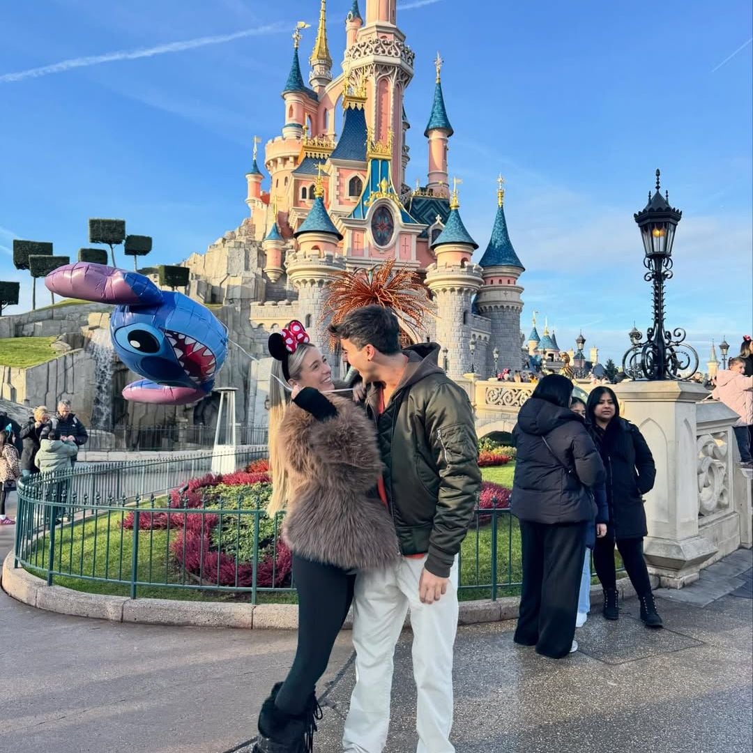 Óscar Casas y Ana Mena, un romance de cuento: su plan más divertido en Disneyland París antes de estrenar su película juntos
