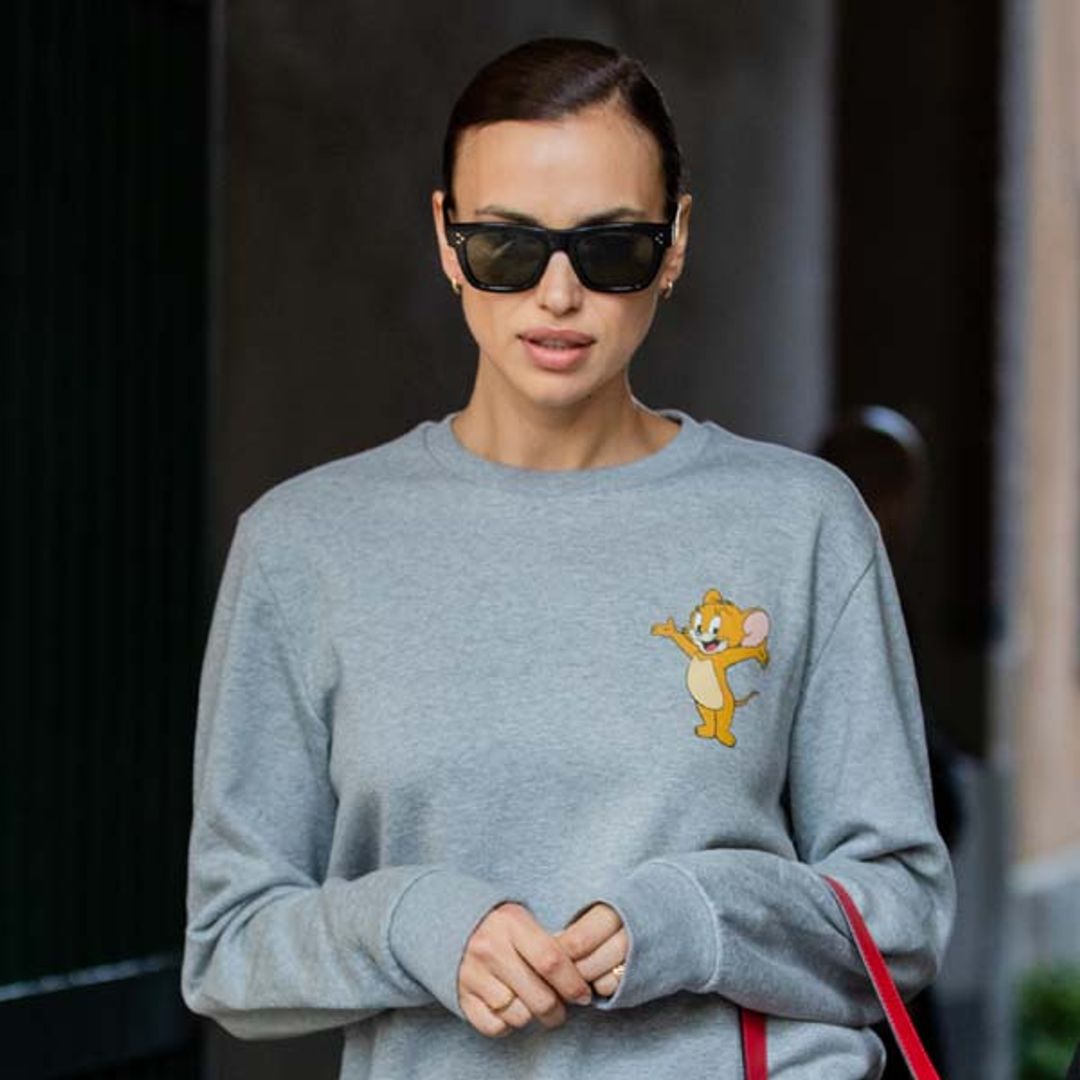 La sudadera de punto de Irina Shayk es perfecta para llevar bajo la americana (y cuesta menos de 20 euros)