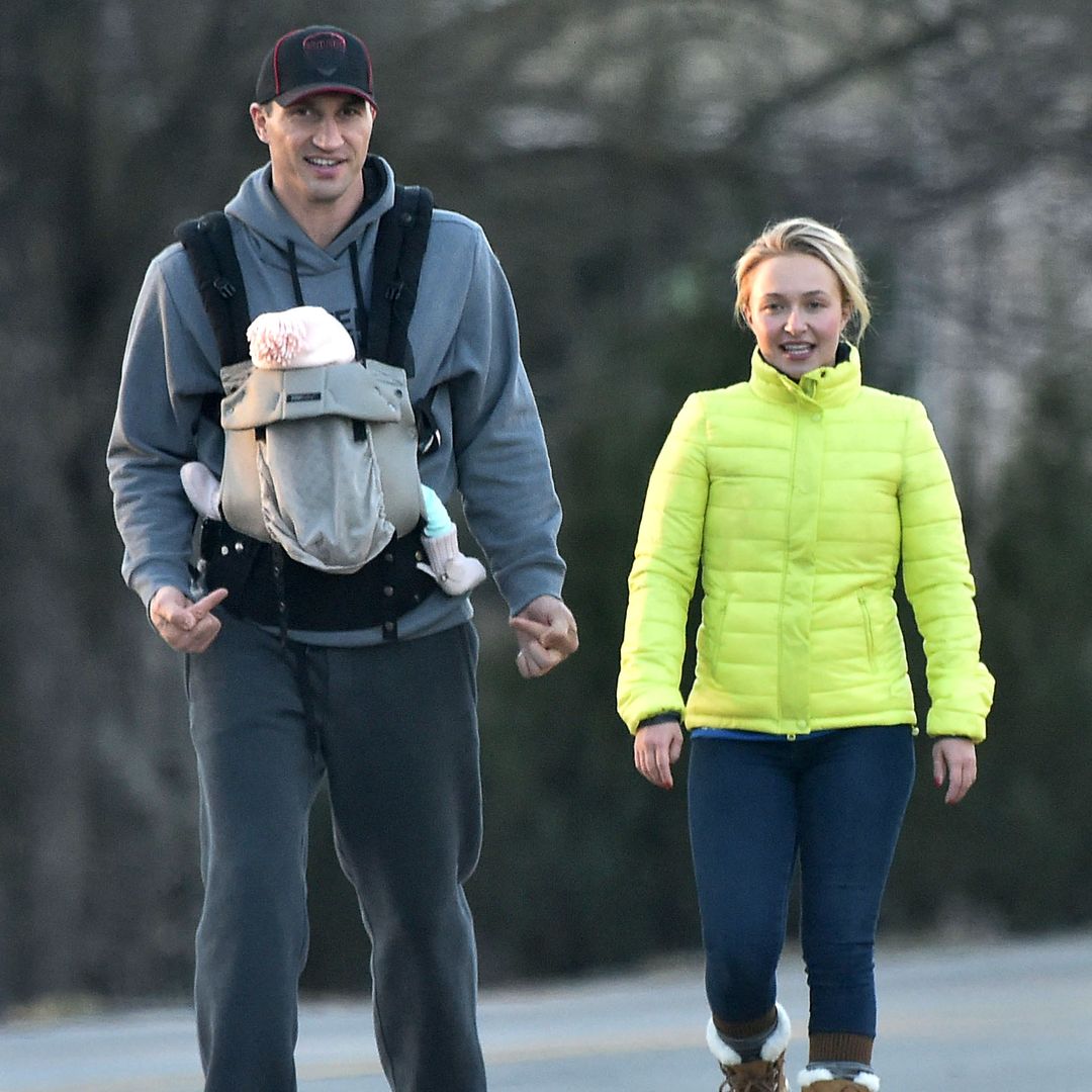 La hija de Hayden Panettiere comparece en el juzgado con su padre después de la trágica muerte de su madre