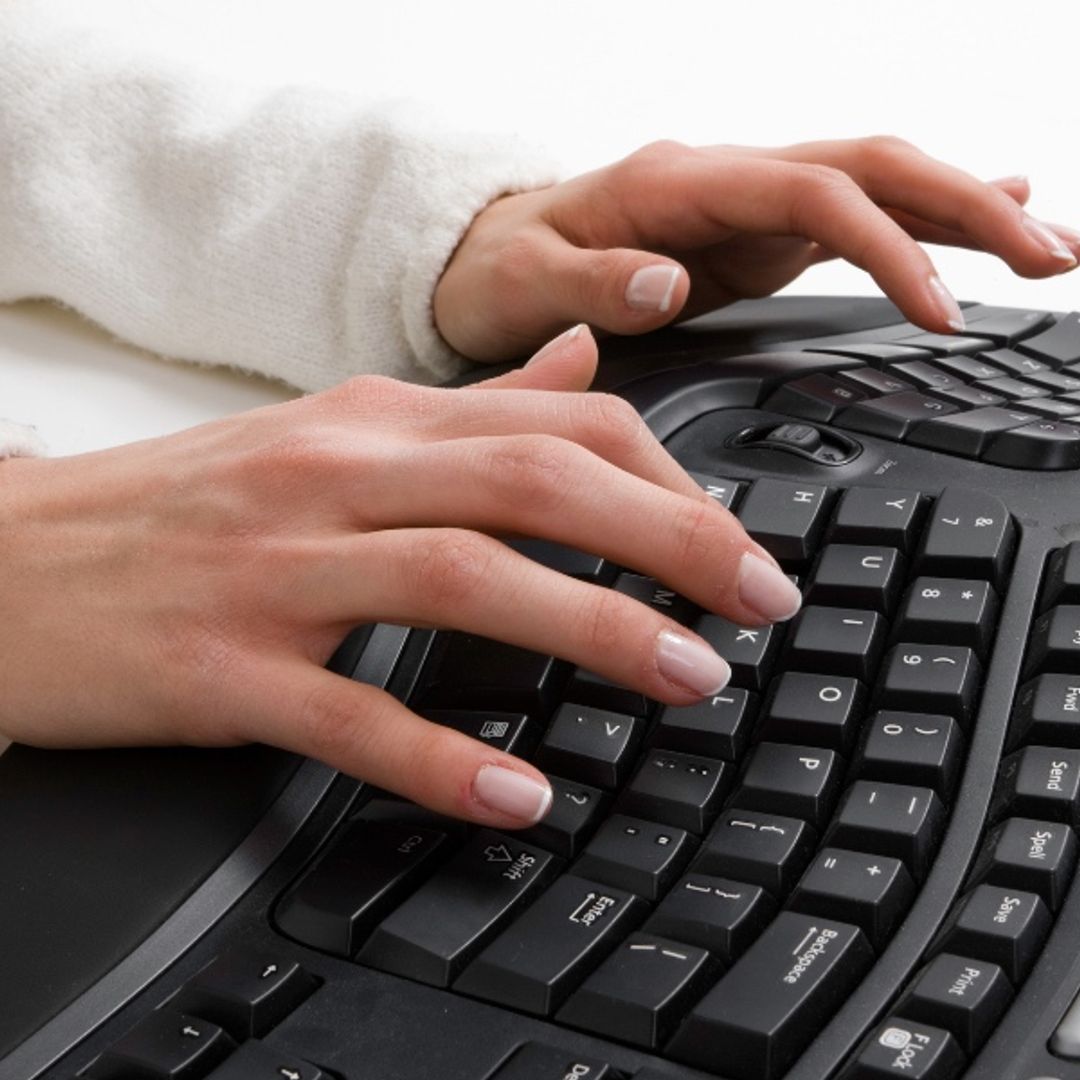 Trabaja más cómodamente con los 5 mejores teclados ergonómicos del mercado
