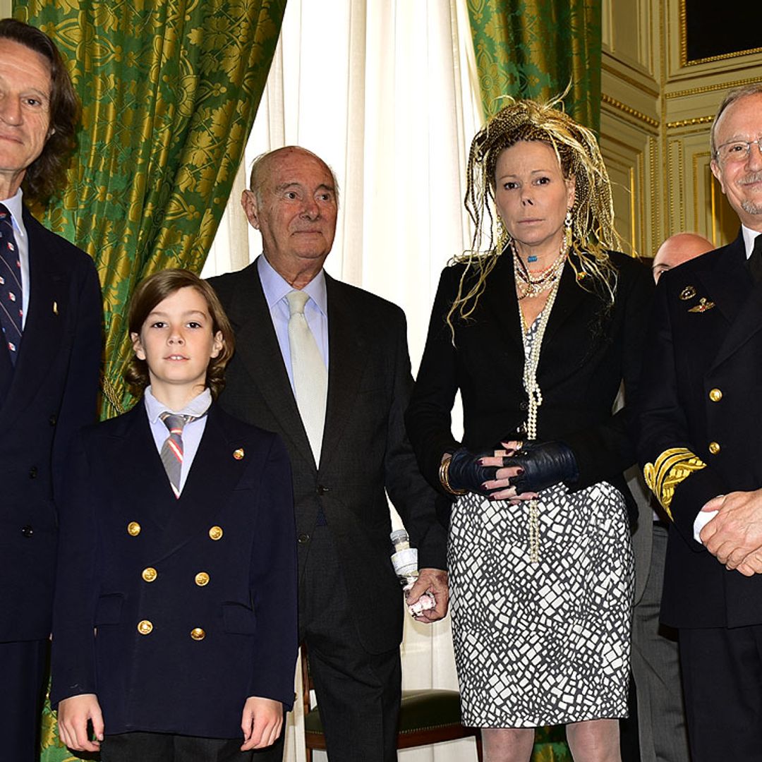 Kitín Muñoz recibe la Cruz del Mérito Naval acompañado por Kalina de Bulgaria y el hijo de ambos