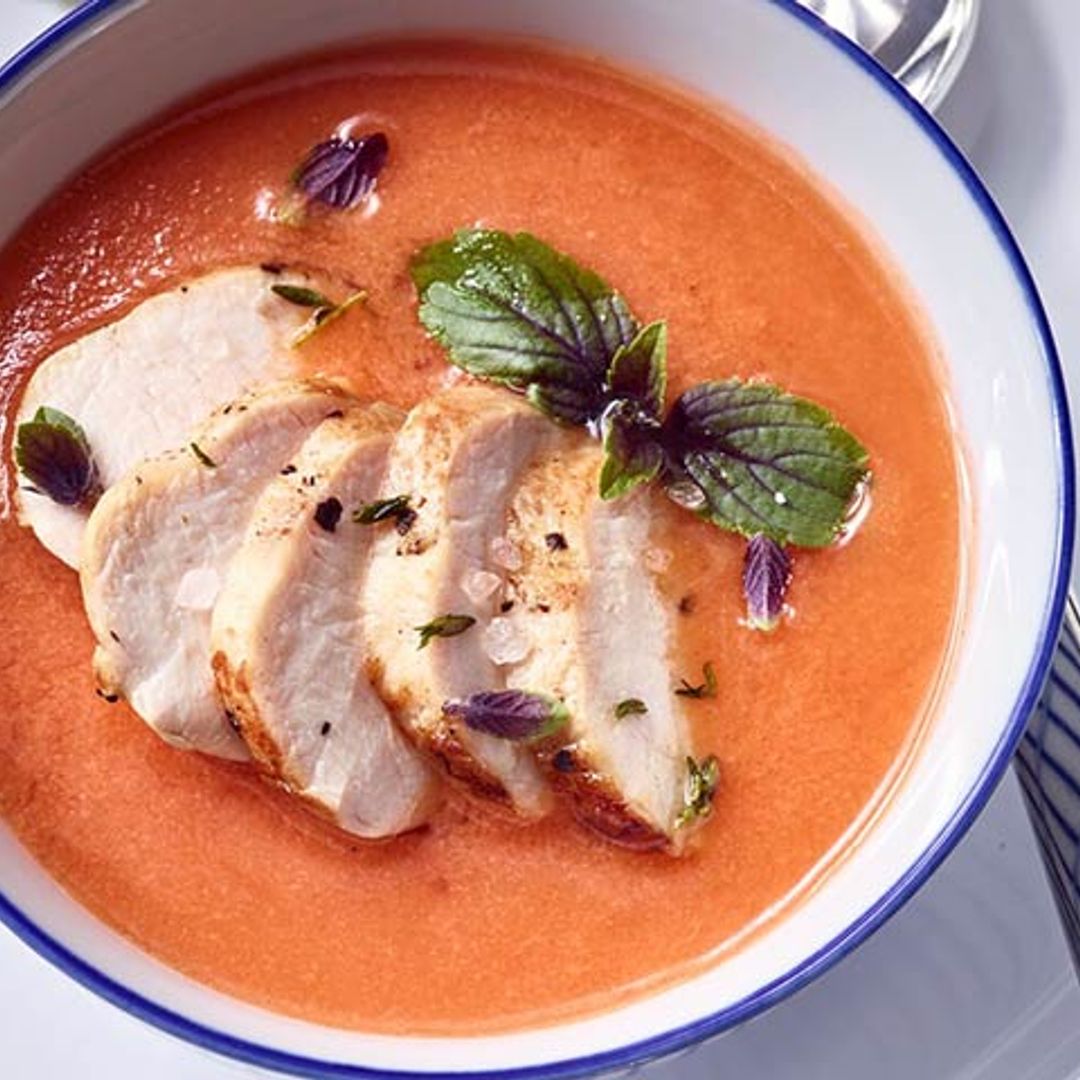 Sopa de tomate con medallones de 'rablé' de conejo a la plancha