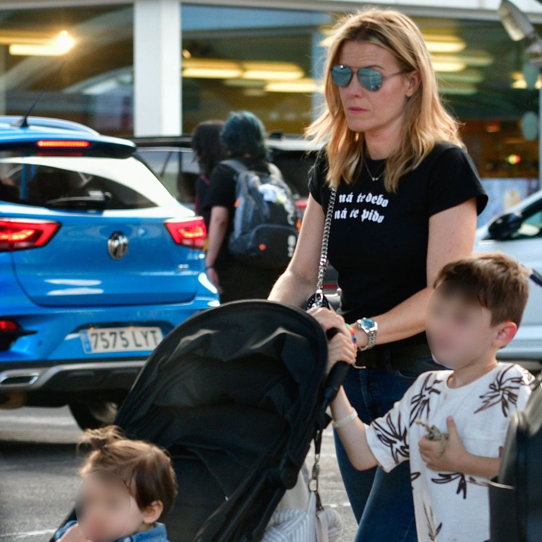 (Foto de ARCHIVO) Iñaki López, Andrea Ropero y su hija Jara recogen en la estación de tren a su hijo Roke y un familiar, a 30 de junio de 2024, en Madrid (España)  Óscar Ortiz / Europa Press 01/7/2024