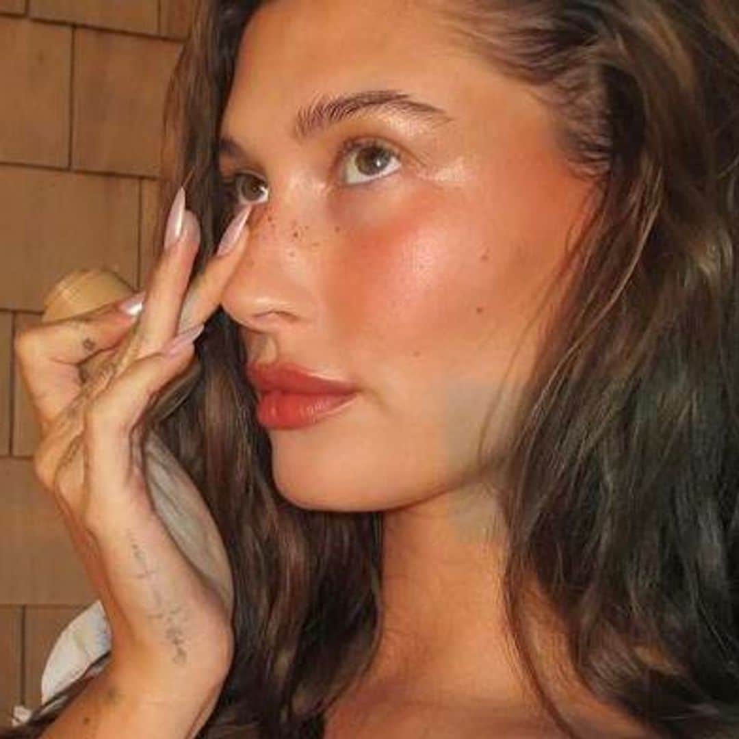 Consigue el bronceado perfecto al estilo de Hailey Bieber