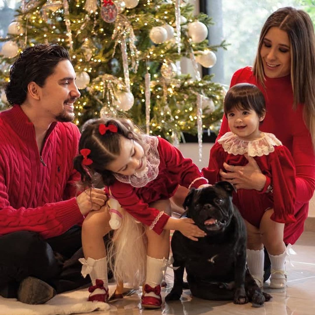 La Navidad llegó a casa de Alex Fernández y Alexia Hernández: sus hijas se encargaron de decorar el árbol