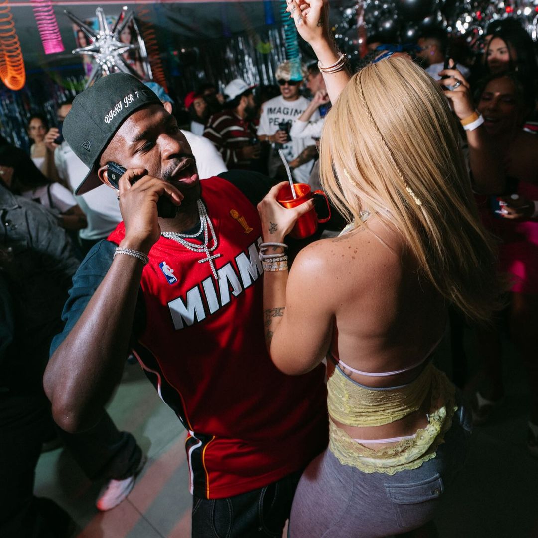 El fiestón de Vinicius Jr, al más puro estilo brasileño, tras su comentada cirugía estética y la reconociliación con su novia Virginia Fonseca