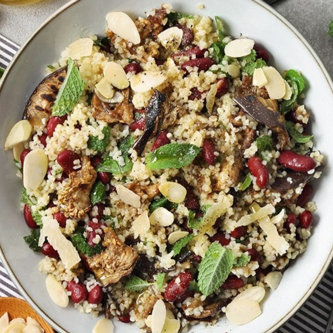 Tabulé con berenjenas a la parrilla, frijoles rojos, queso y menta