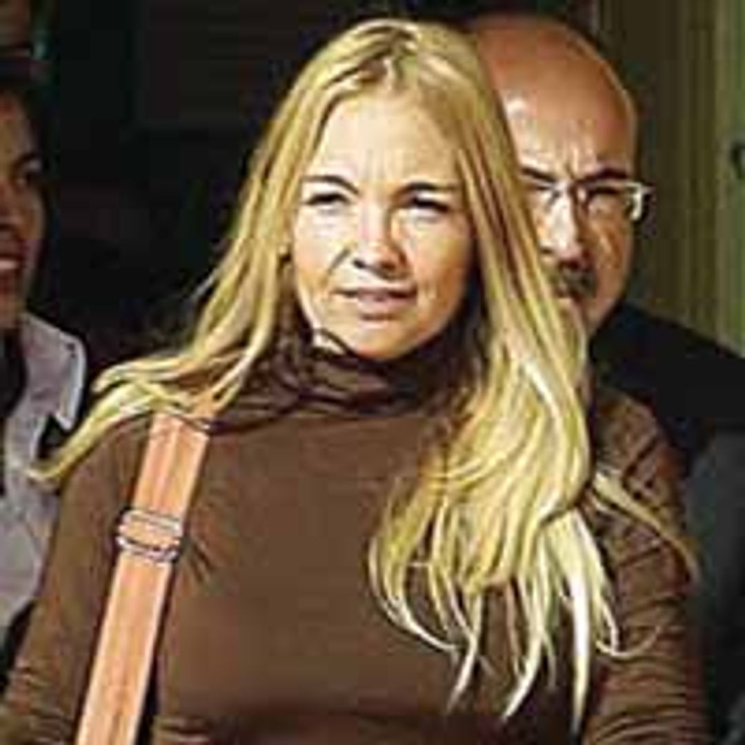 Diana Patricia Martín fotografiada en el momento de salir de prisión, en cuya puerta le estaba aguardando su padre