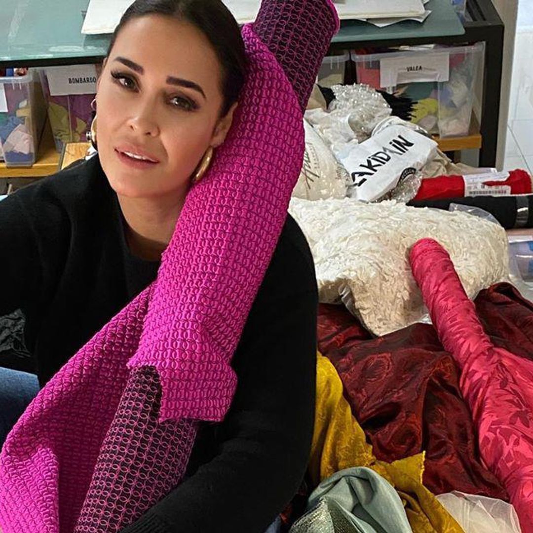 De los trajes de novia a las batas: la genial idea de Vicky Martín Berrocal para ayudar en esta crisis