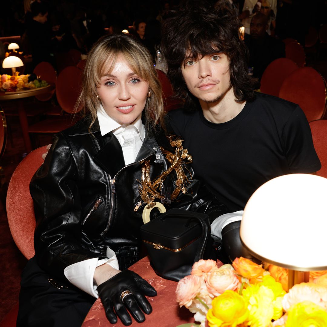 Miley Cyrus y Maxx Morando en los Premios Grammy 2026 en el Crypto.com Arena, en Los Angeles
