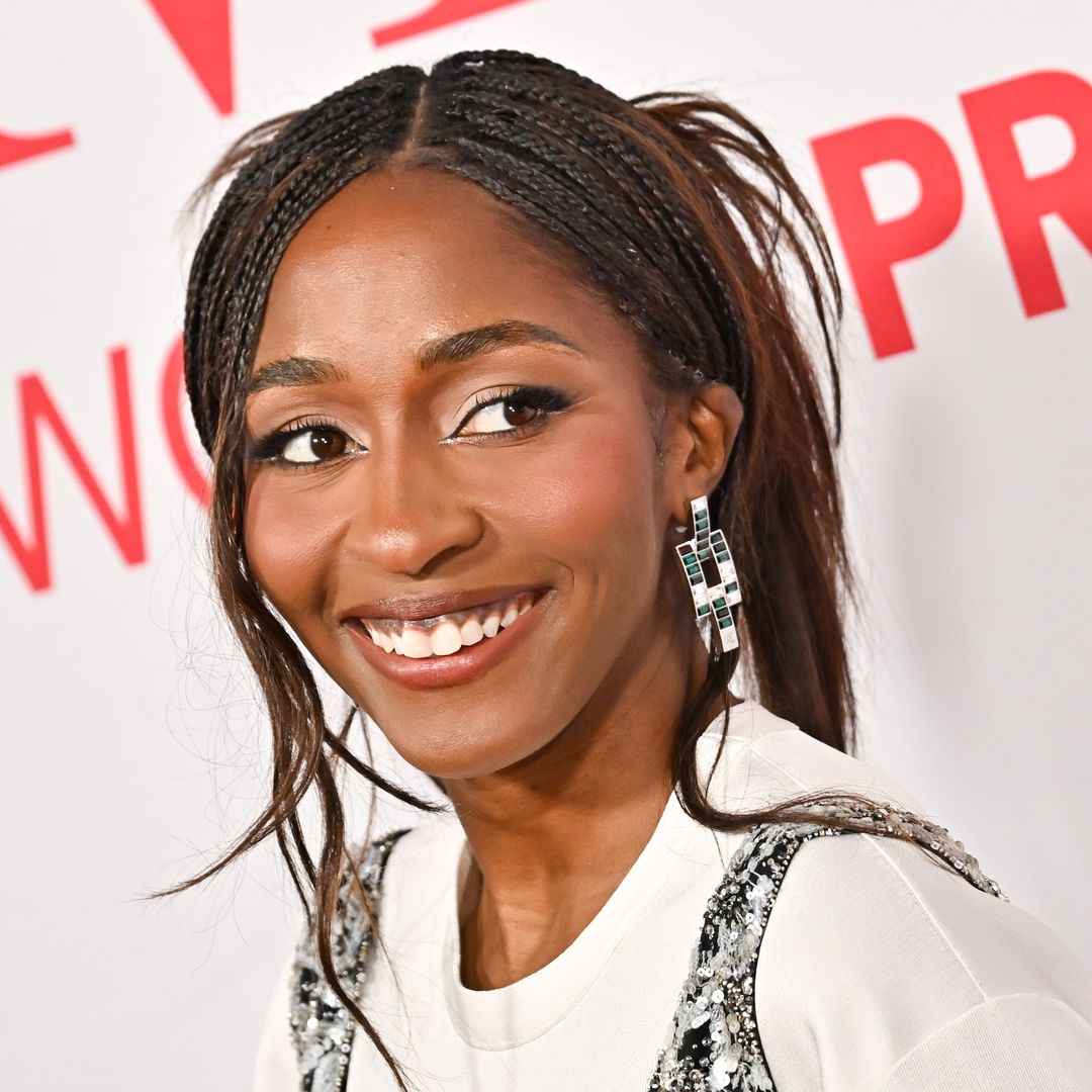 Ayo Edebiri revive la estética noventera con un conjunto recién salido de pasarela