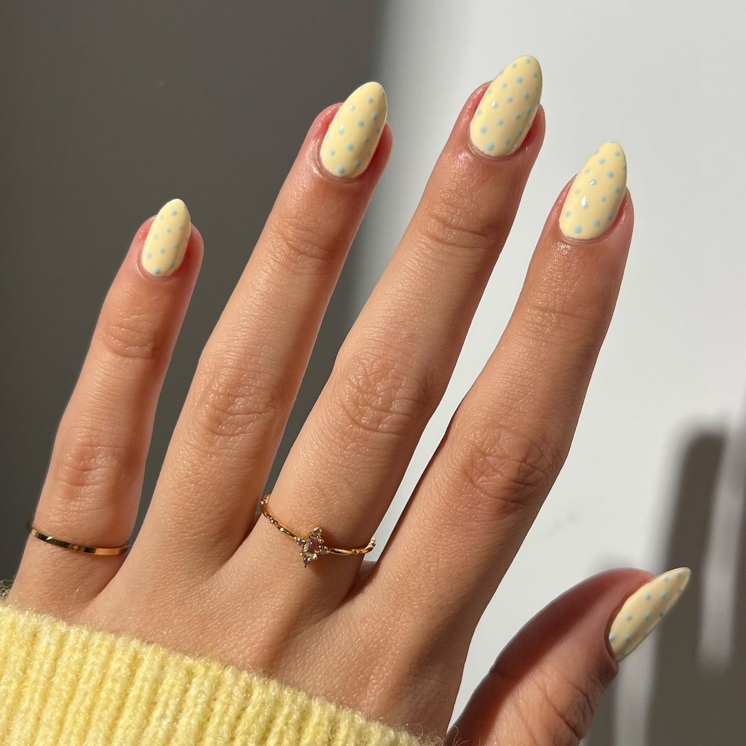 Manicura de lunares en color pastel