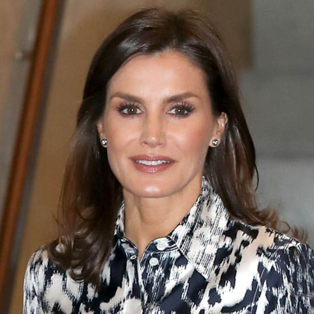 Doña Letizia amplía su colección de diseños estampados con un look de Victoria Beckham
