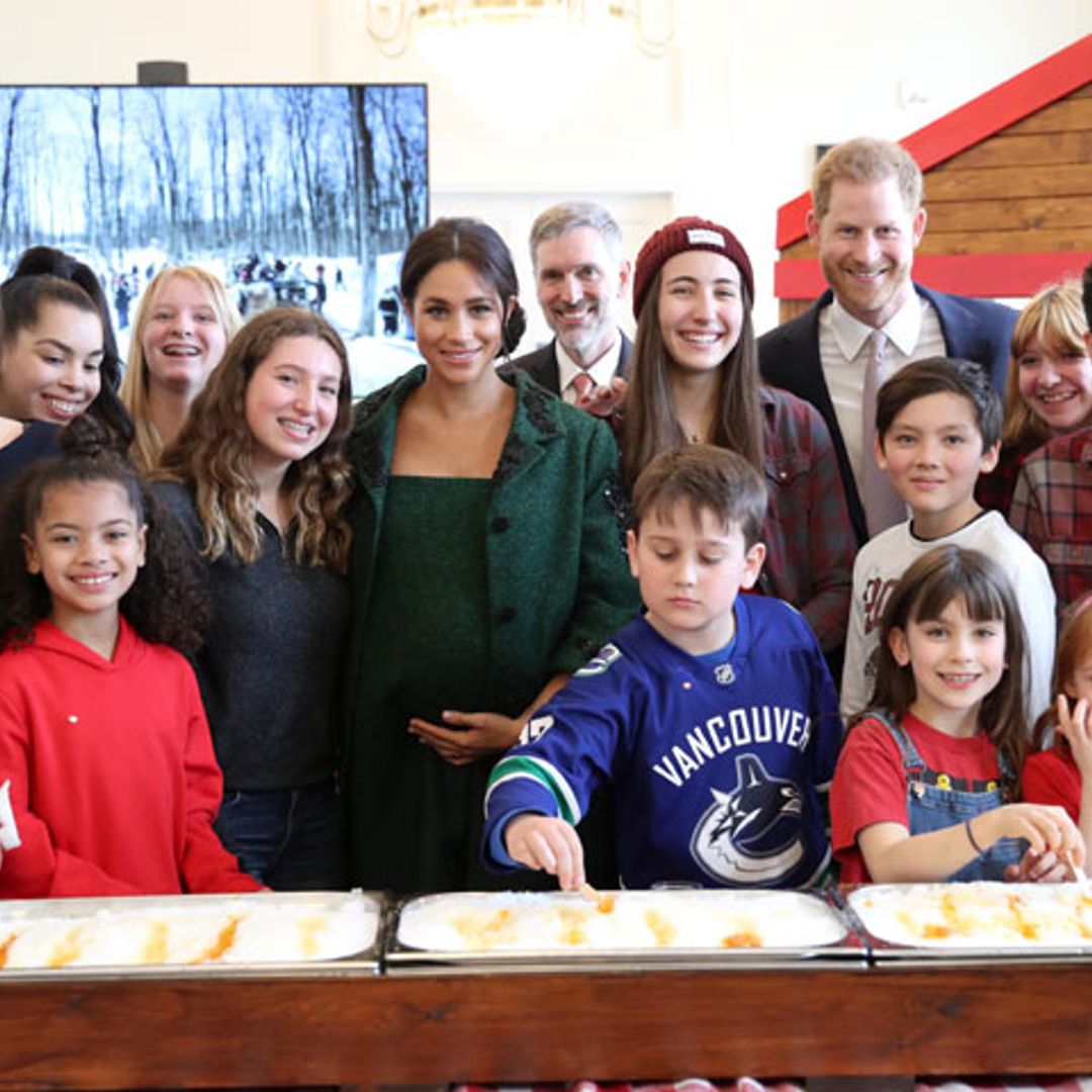 ¡Con las manos en la masa! Los duques de Sussex dan el arranque más dulce al Día de la Commonwealth