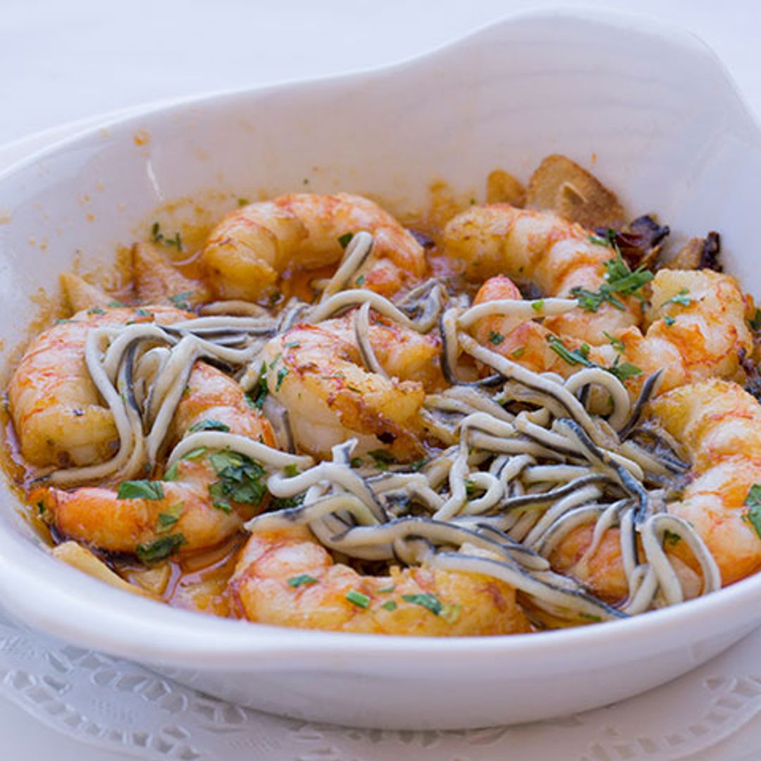 Wok de gulas y gambas al ajillo