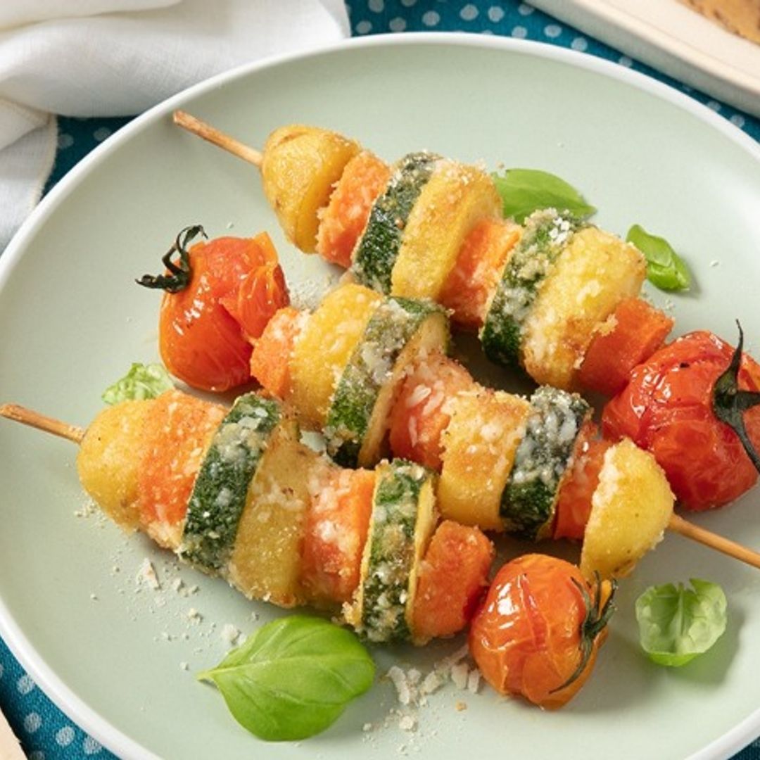 Brochetas gratinadas al horno con verduras, patatas y queso