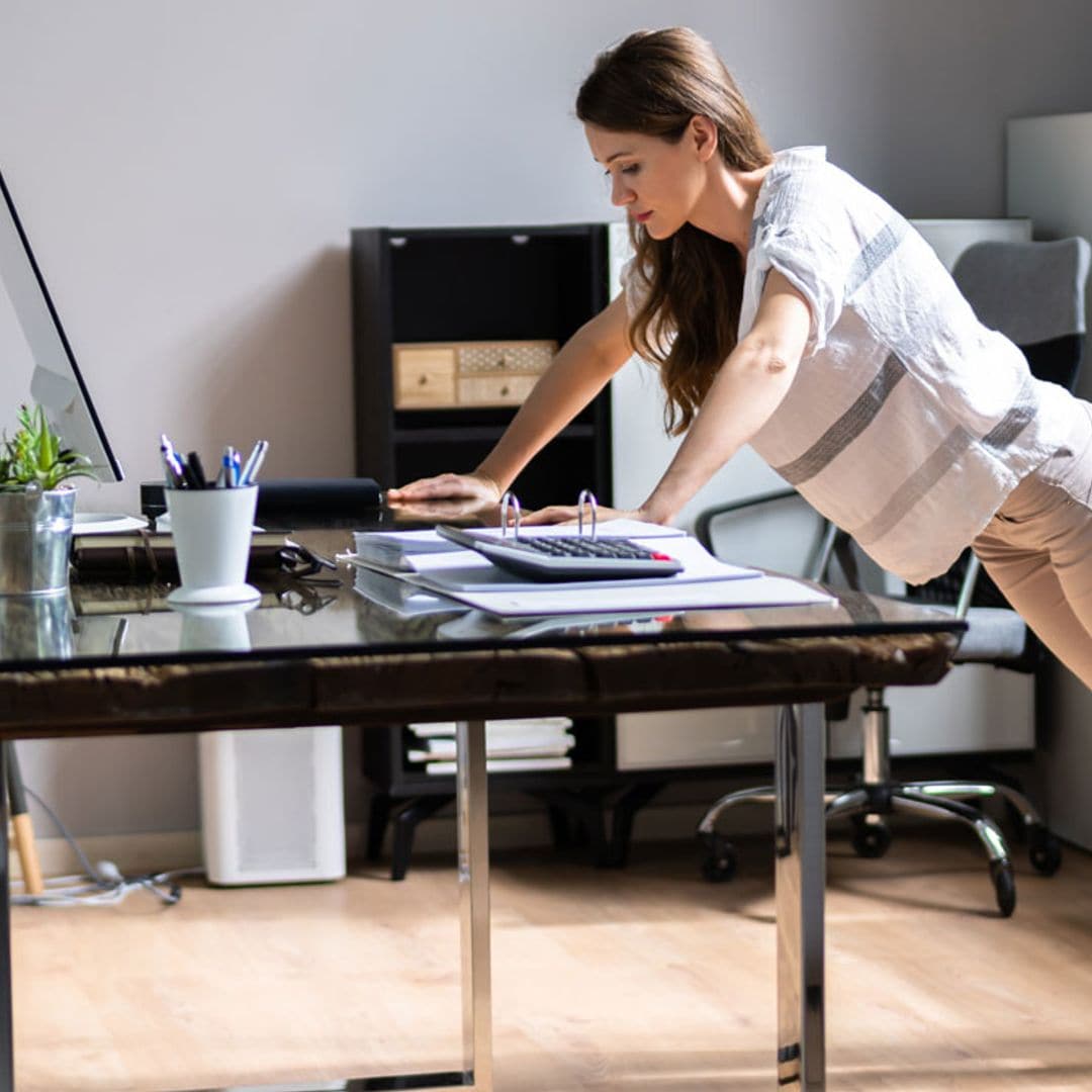 ¡No te quedes pegada a la silla! Prueba estos sencillos ejercicios para hacer en la oficina