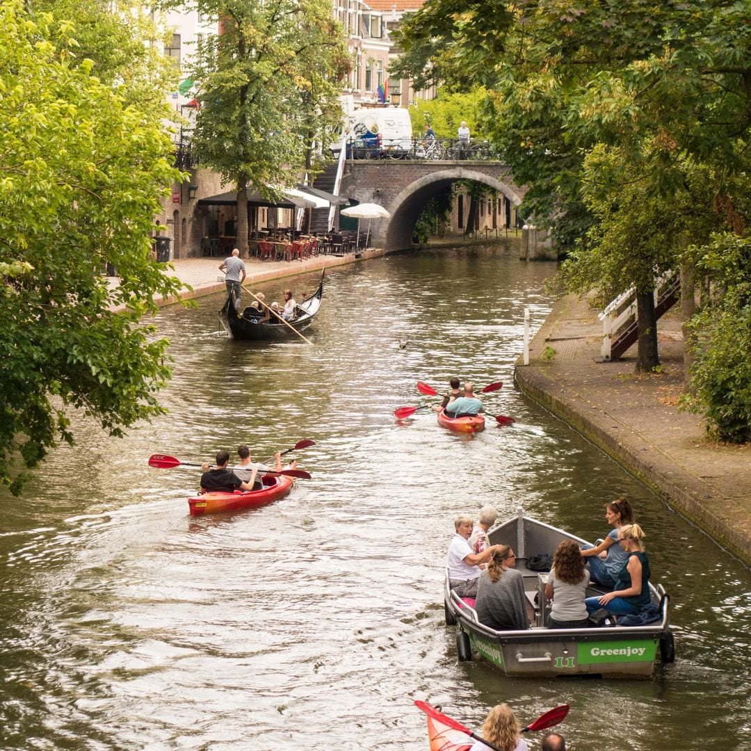 Practicando deportes acuáticos en los canales de Utrecht, Países Bajos